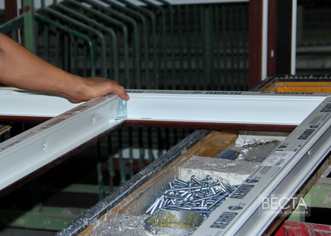 Установка импоста в окне Рехау на производстве